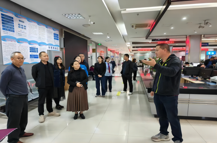 <font color='red'>剑阁县</font>行政审批局开展“政务开放日”活动