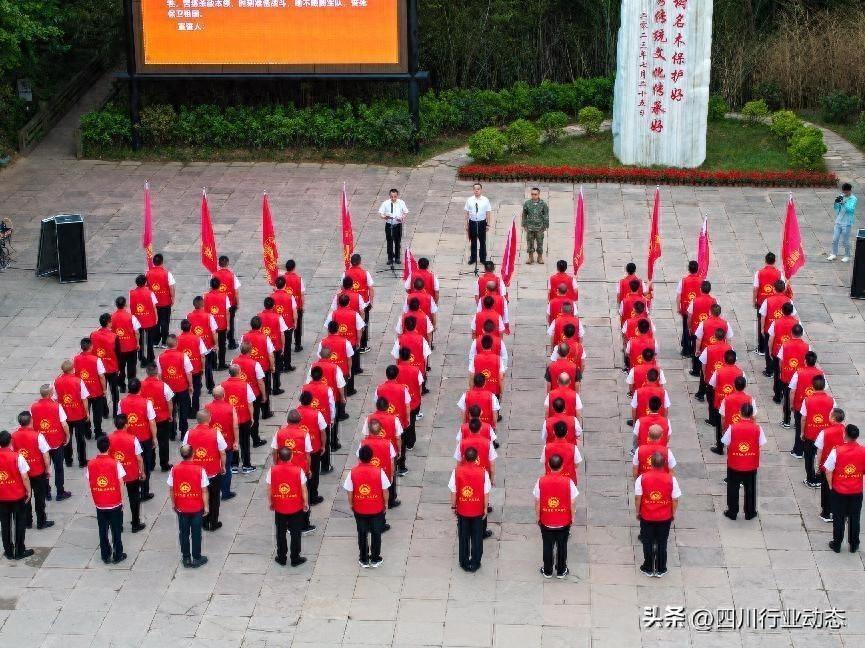 “剑阁老兵”古柏保护志愿服务队授旗仪式在翠云廊举行