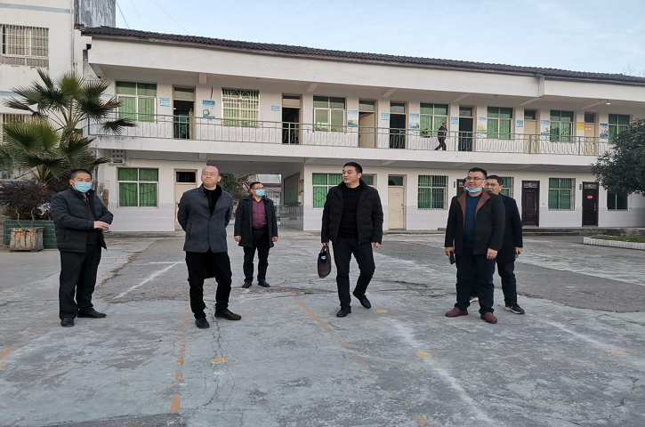 县委教育工委书记、县<font color='red'>教育局</font>党组书记李锦钟深入柳沟教育督导责任区督导学校教育教学、疫情防控等工作