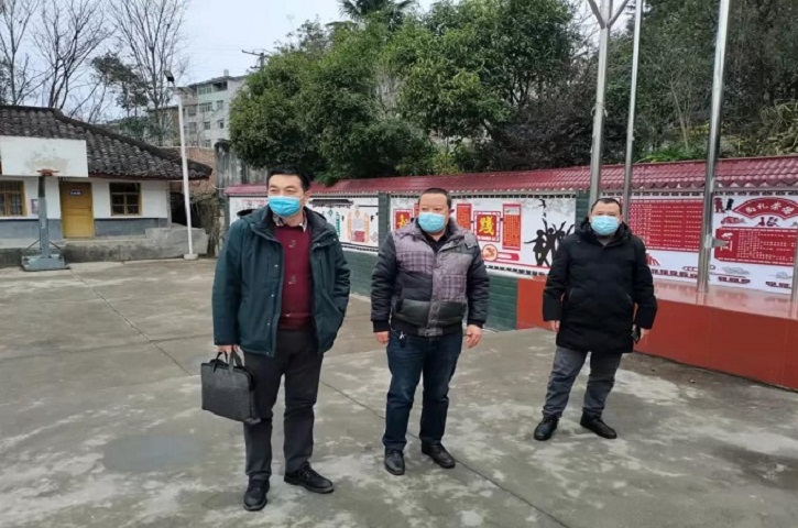 县委教育工委书记、县<font color='red'>教育局</font>党组书记李锦钟深入元山片区督查工作