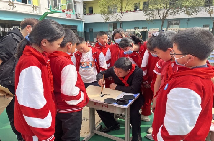 书法传承进校园  翰墨飘香沁人心——<font color='red'>剑阁县</font>普安小学携手县书法家协会开展“书法进校园”活动