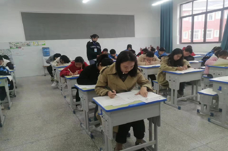 笔走龙蛇 书写丹青——<font color='red'>剑阁县</font>顺利完成2022年书法水平测试（加考）工作