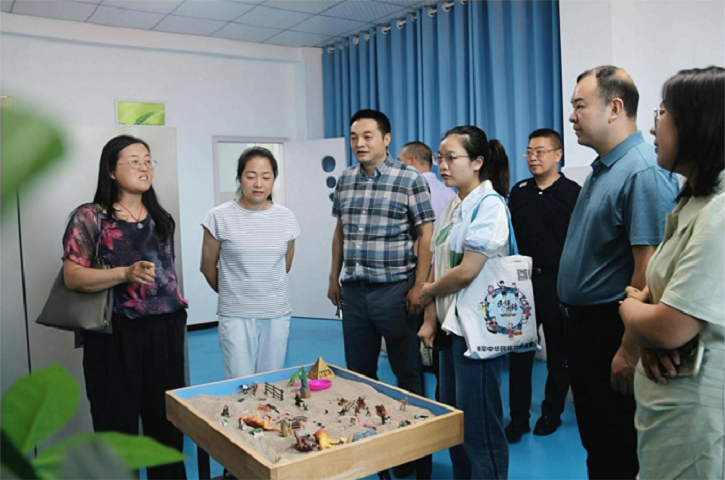 德阳市<font color='red'>教育局</font>考察团赴我县考察学生心理健康测评工作