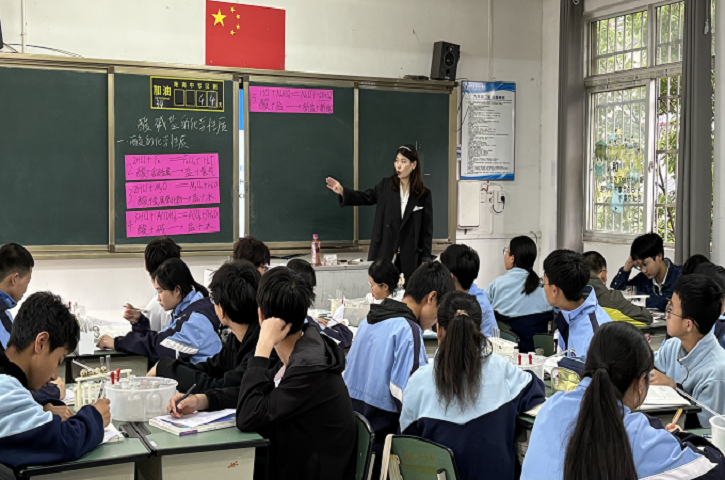 <font color='red'>剑阁县</font>开展“幸福园丁”成长行动“送培送教”到校（第二站）活动