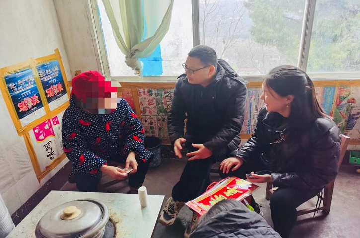 <font color='red'>剑阁县</font>司法局春节前夕走访慰问困难社区矫正对象