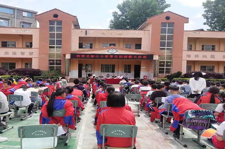 <font color='red'>公</font>兴镇：大手拉小手 法治教育不松手