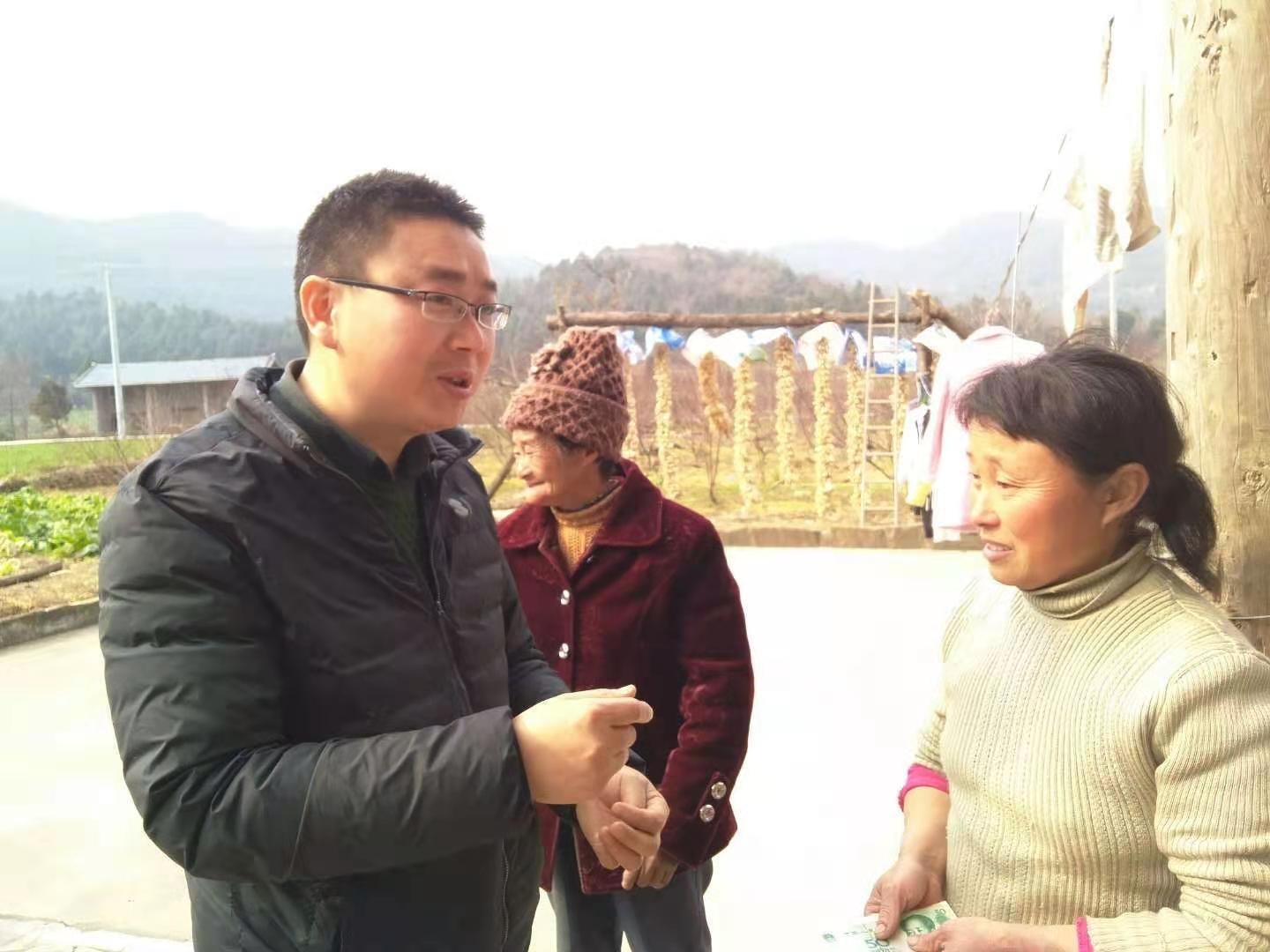 <font color='red'>剑阁县</font>人社局：帮扶挂联有温度  “三同”活动显实效