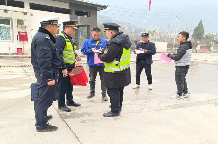 <font color='red'>剑阁县</font>交通运输局：联动普法护运输，法企同行筑平安