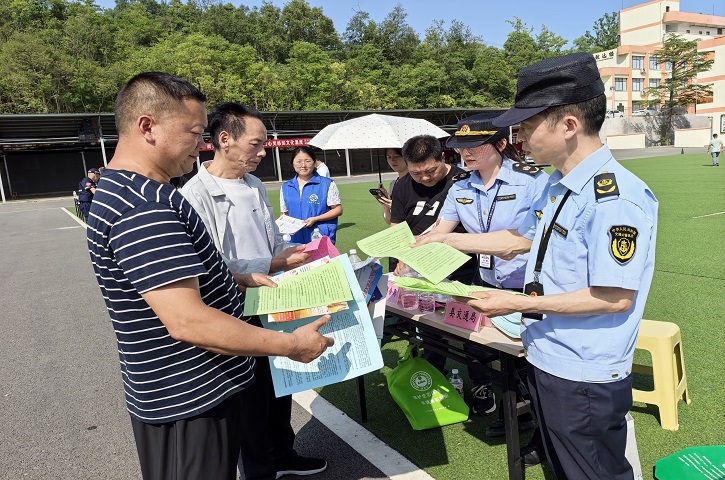 <font color='red'>剑阁县</font>交通运输局：开展2025年安全宣传咨询日活动