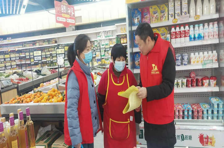 社区“送诚信”现场“讲诚信”-<font color='red'>剑阁县</font>水利局开展《四川省社会信用条例》进社区活动