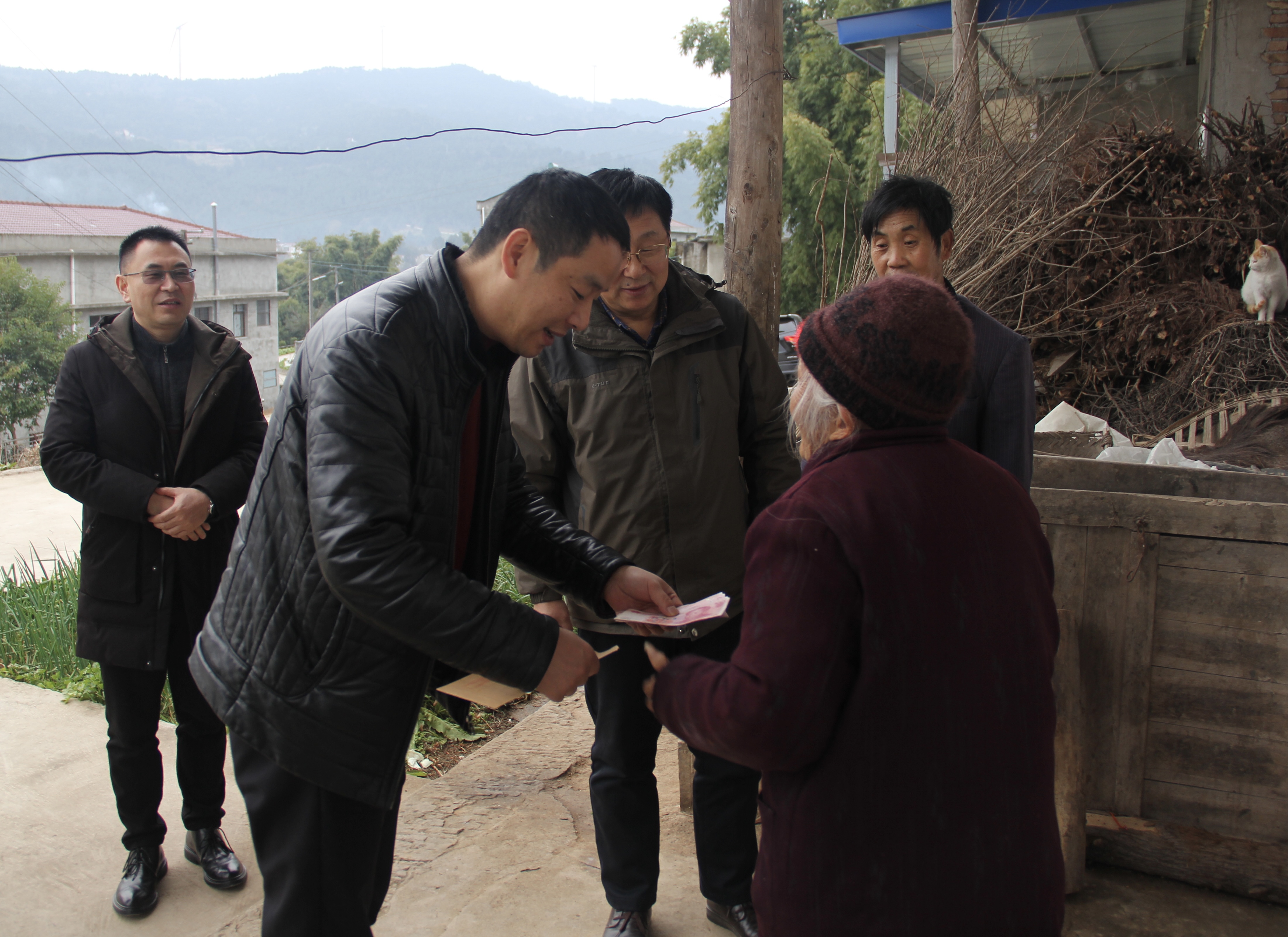 郭宏杰副局长向计生特殊老人送慰问金