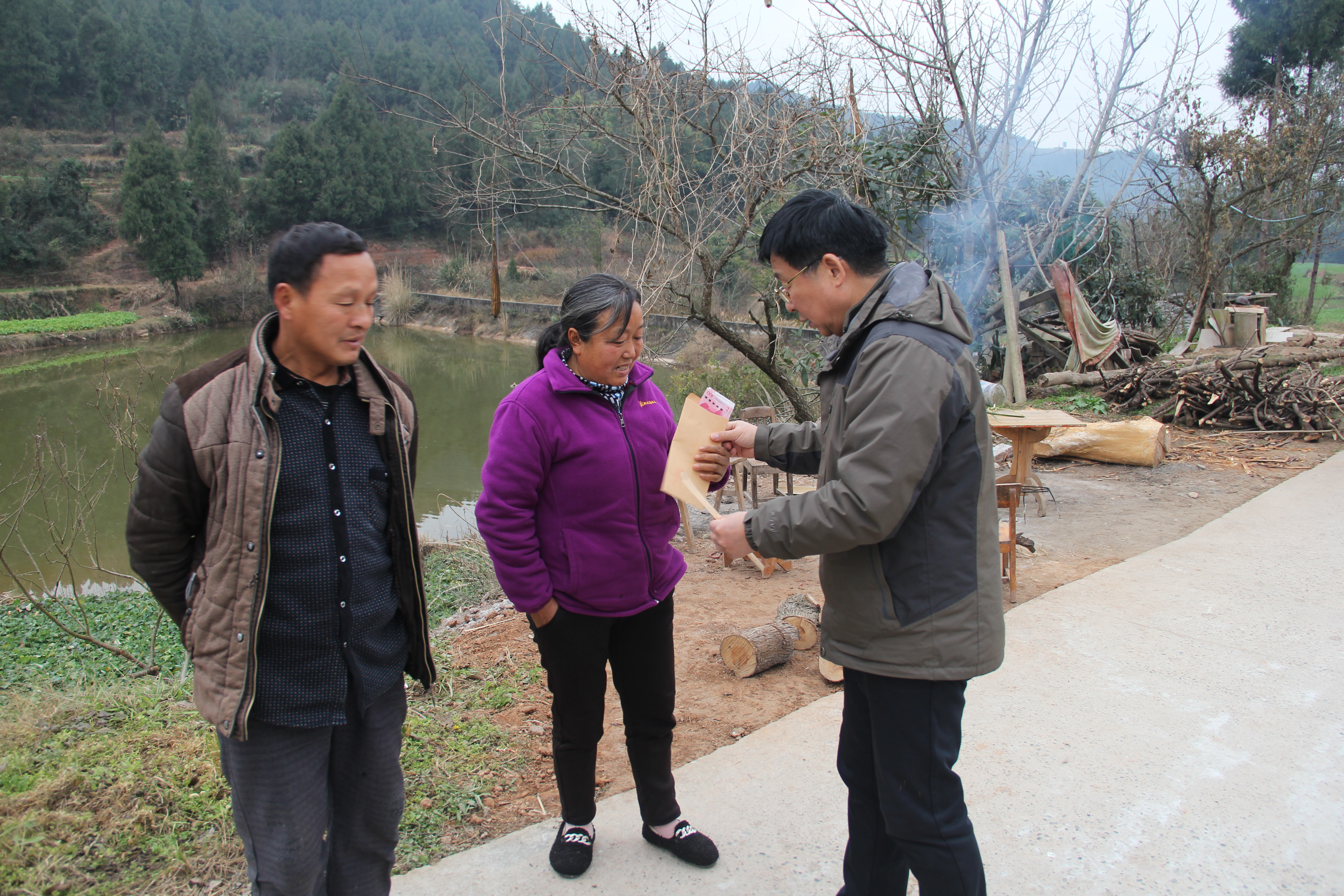 李世藩局长向计生特殊家庭送慰问金 李世藩局长向计生特殊家庭送慰问金