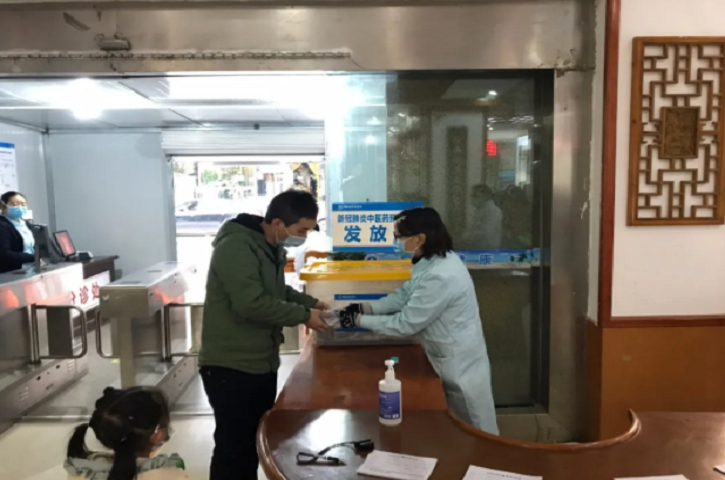 【我为群众办实事】冬日暖心！<font color='red'>剑阁县</font>各医疗卫生机构为群众免费熬制中药防疫“大锅汤”