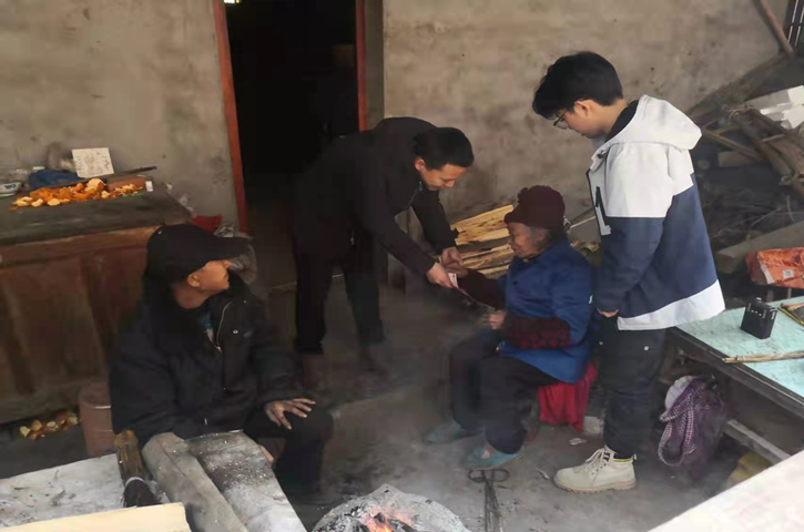 <font color='red'>剑阁县</font>审计局驻村干部寒冬送温暖，被称为人民的贴心人