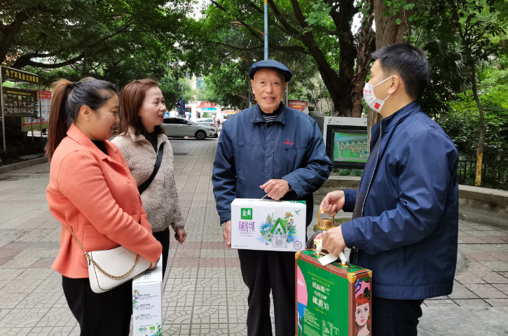 <font color='red'>剑阁县</font>统计局开展重阳节前慰问退休老干部活动