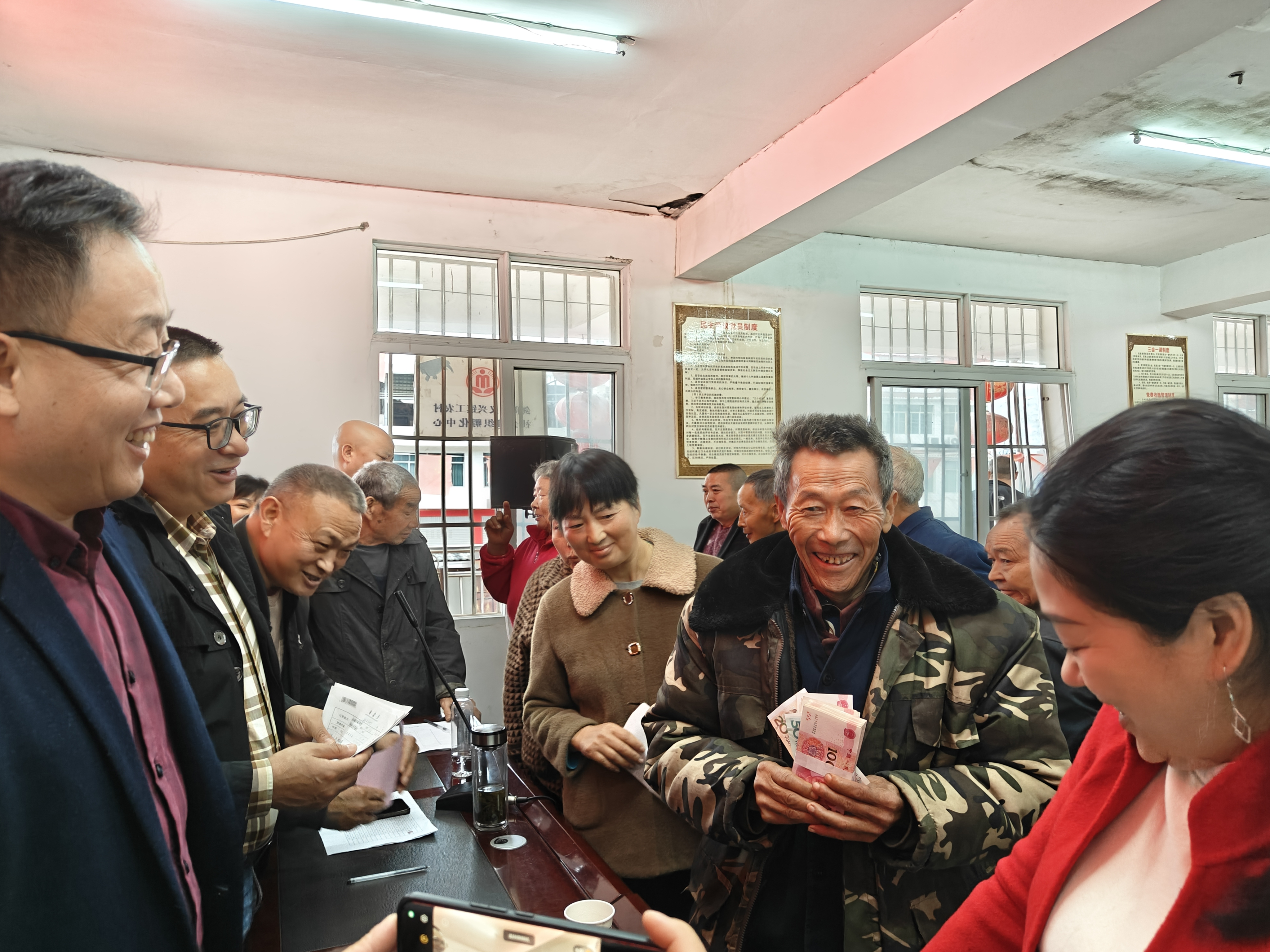 <font color='red'>剑阁县</font>多批次集中兑现集体林权流转资金245万元