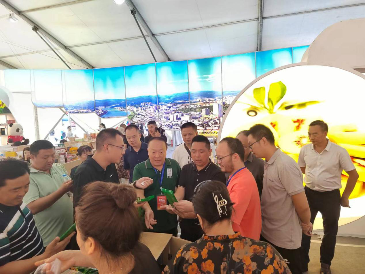 <font color='red'>剑阁县</font>商合局组织企业参加广元女儿节美食嘉年华活动