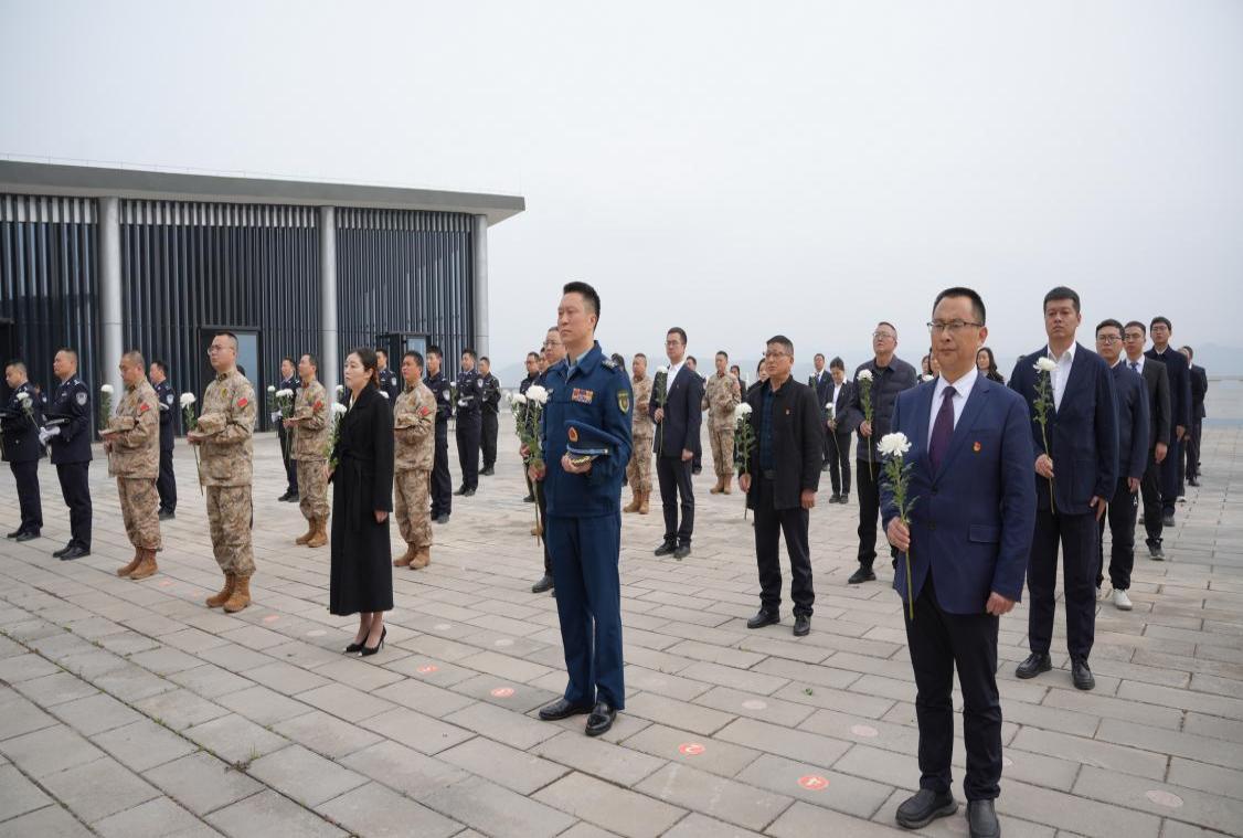 缅怀革命先辈 传承红色血脉——<font color='red'>剑阁县</font>举行“纪念碑下赓续红色传承”活动