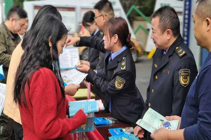 <font color='red'>剑阁县</font>开展“10.13”国际减灾日宣传活动