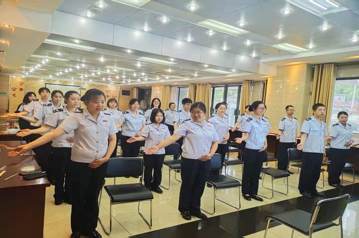 <font color='red'>剑阁县</font>政务服务大厅税务窗口“三抓三提升”提振队伍“精气神”