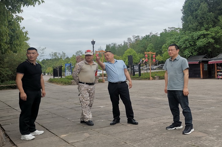 <font color='red'>剑阁县</font>行政审批局深入翠云廊景区实地踏勘主入口改造项目建设现场