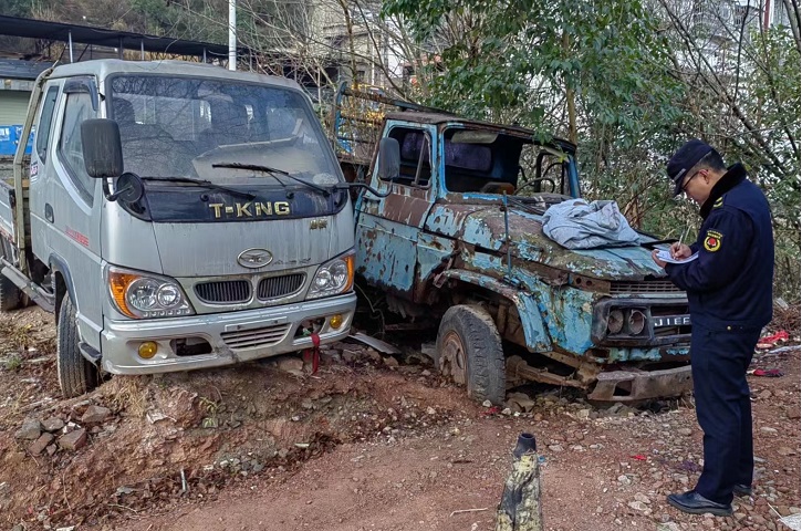 <font color='red'>剑阁县</font>：清理“僵尸车”优化道路通行力