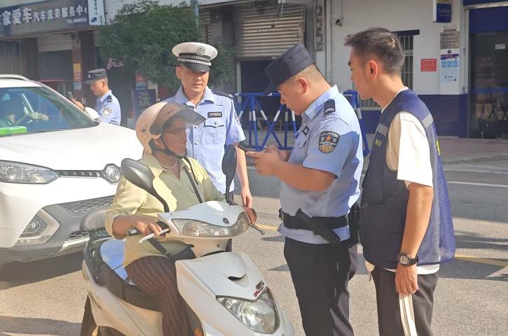 <font color='red'>公</font>兴镇：“四招”齐出 守护道路平安出行