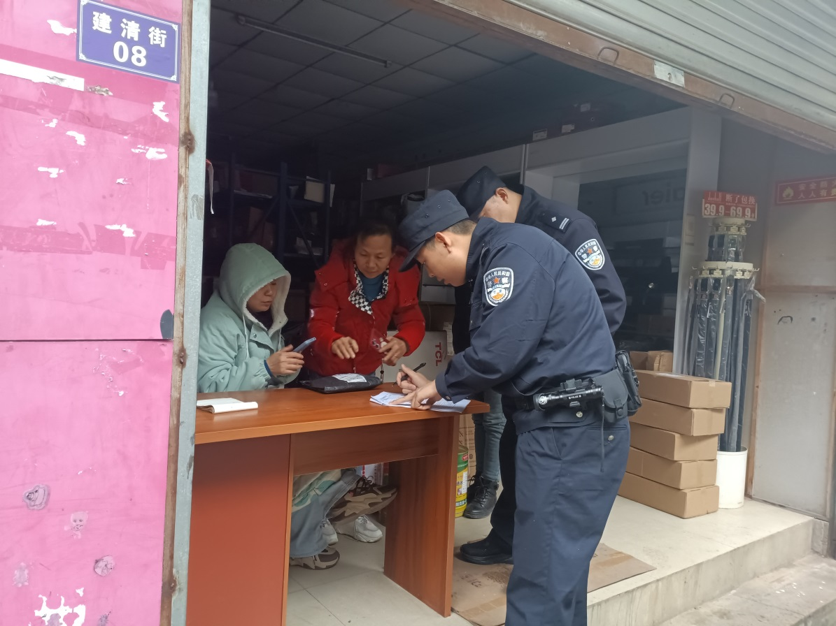 <font color='red'>剑阁县</font>演圣镇：开展安全检查、助力平安建设