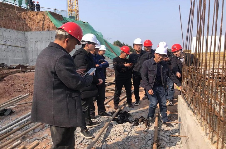 鹤龄镇：<font color='red'>剑阁县</font>城镇供水工程鹤龄水厂厂区主体结构顺利通过验收